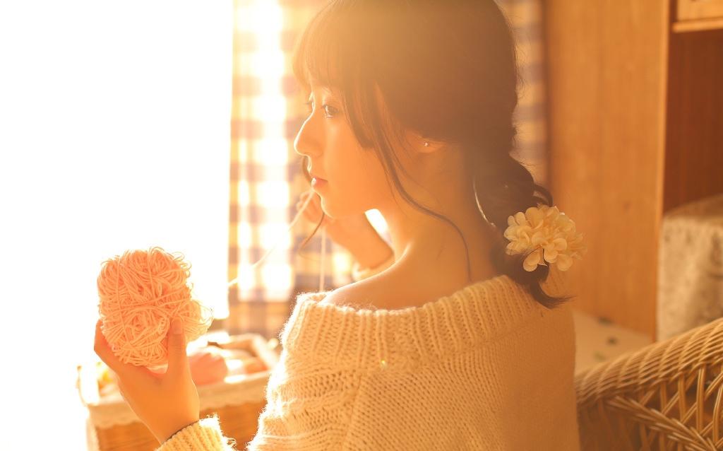 萝莉美女小露香肩迷人写真