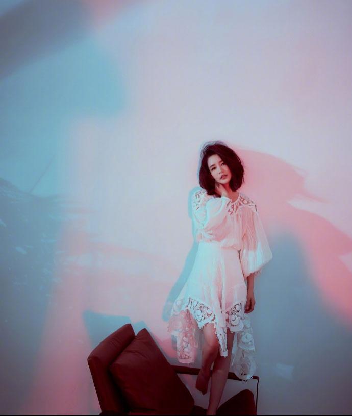 李沁朦胧光影性感时尚写真