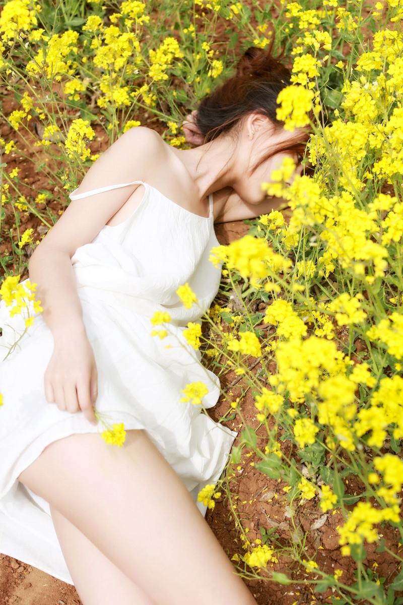 吊带酥胸美女大胆性感写真