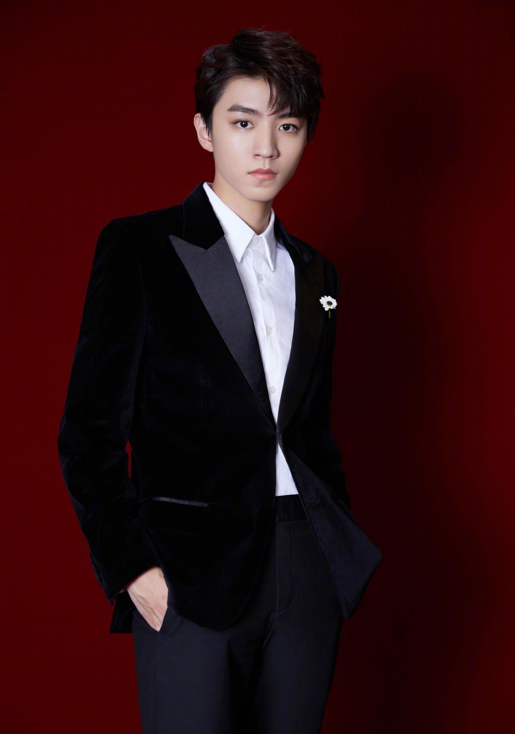 王俊凯黑色西装帅气写真
