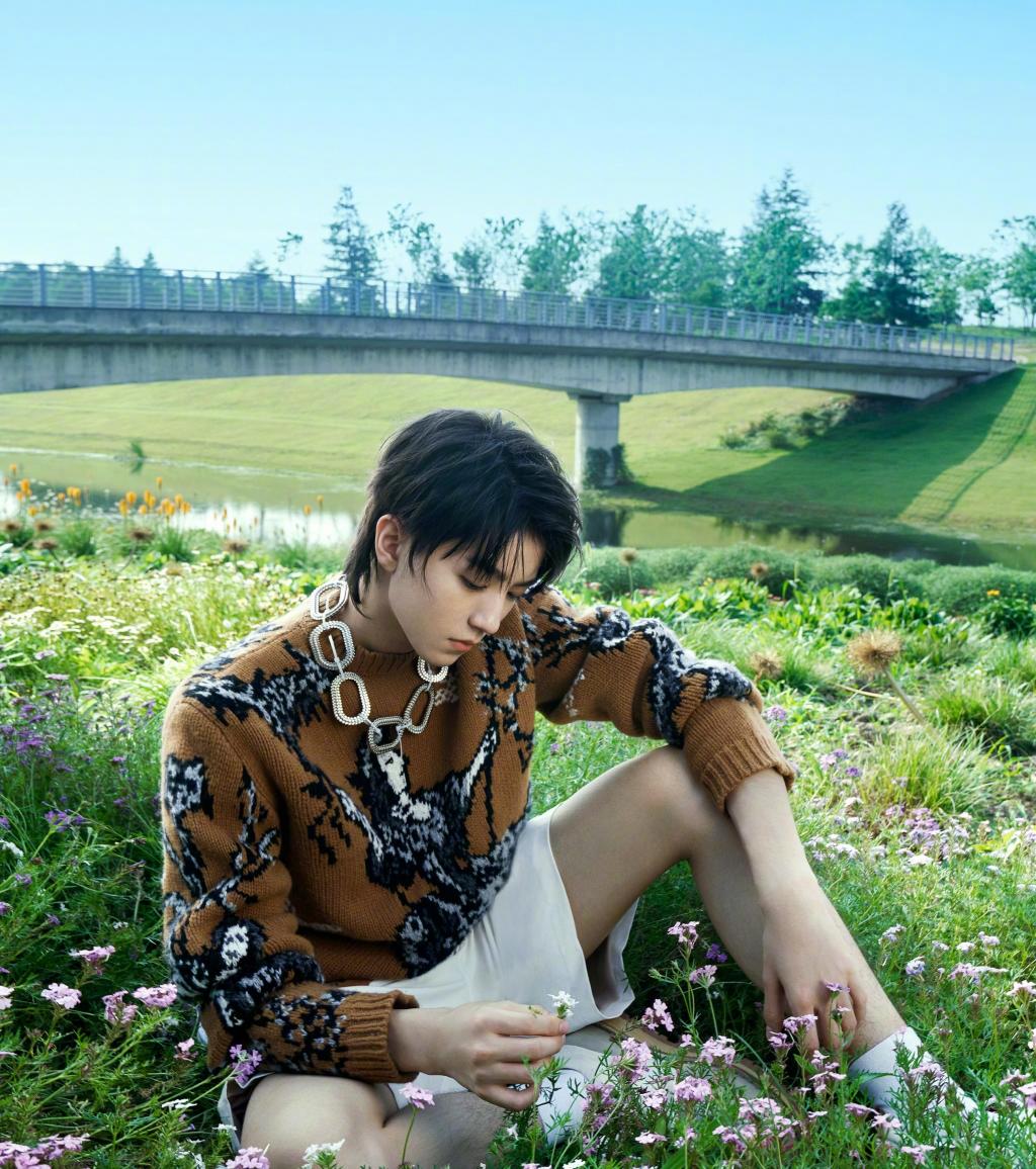 2020王俊凯最新花园大片写真