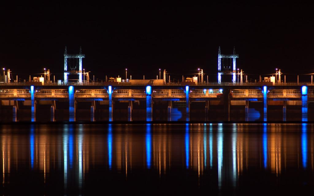 城市夜景水中倒影