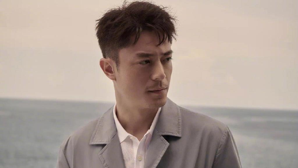 霍建华成熟稳重西装写真