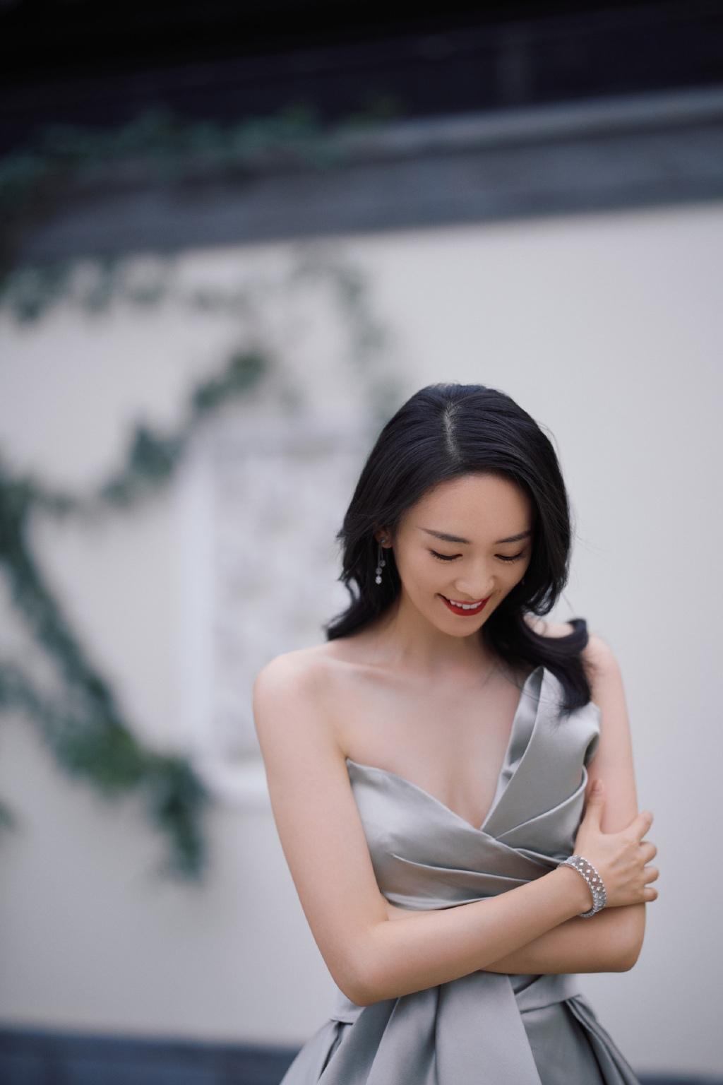 童瑶落地长裙优雅性感写真