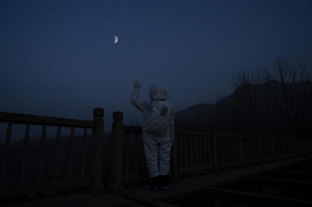 ins超火伤感孤独宇航员背景图