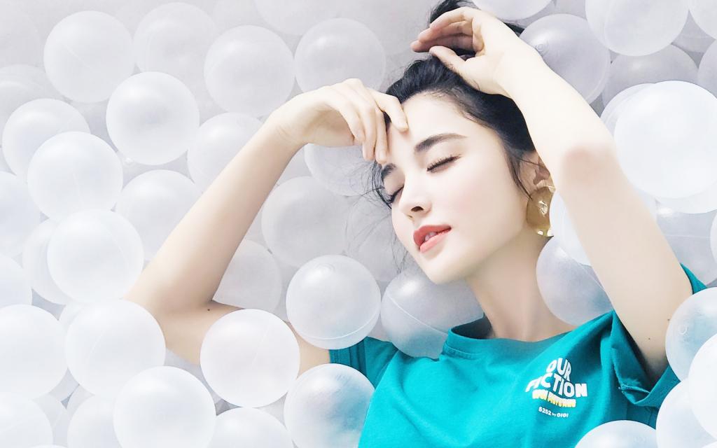 时尚清新的古力娜扎