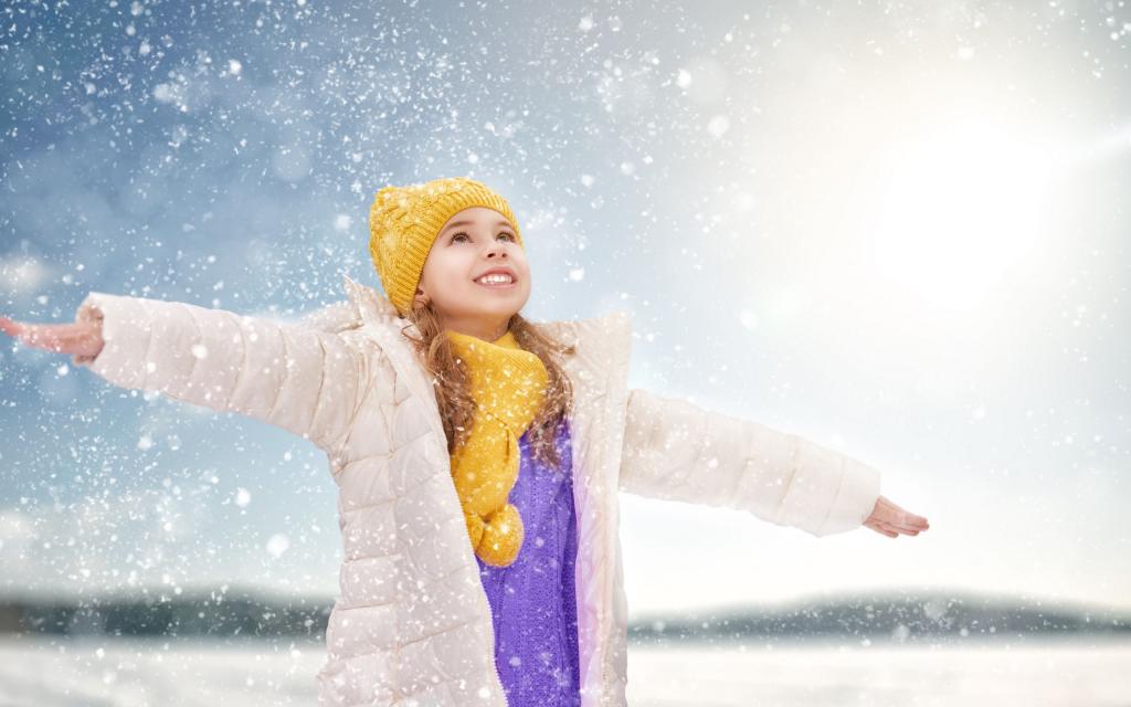 冬季雪地上嬉戏玩耍