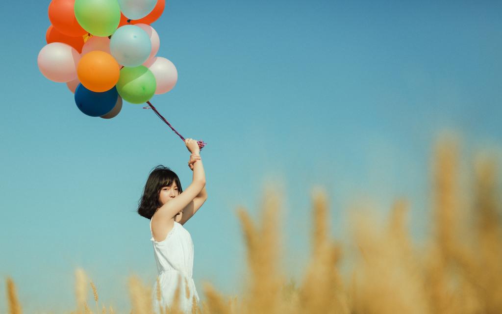 麦田里清纯可爱的短发女孩