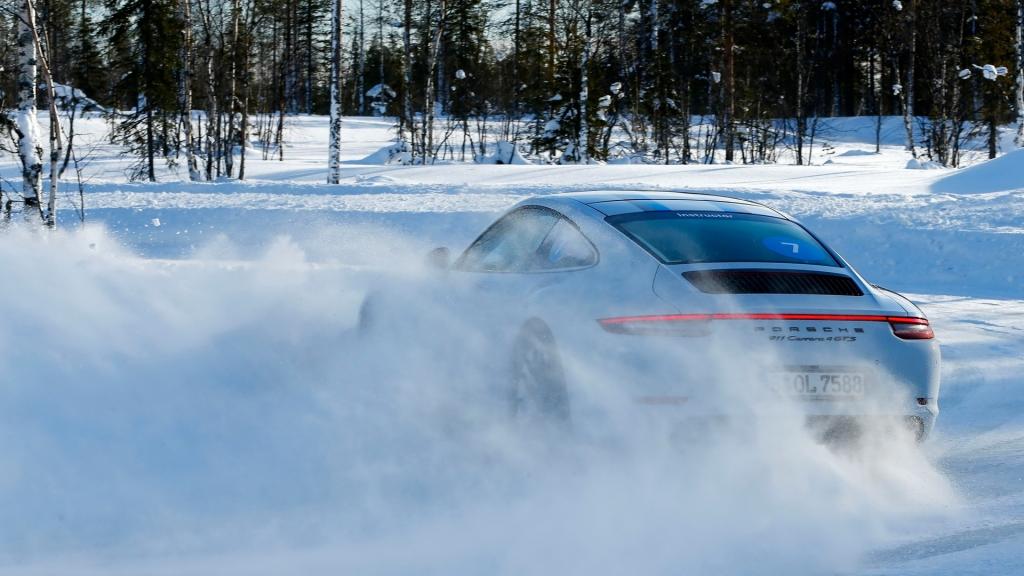 雪地里的保时捷