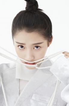 鬼马精灵关晓彤杂志写真