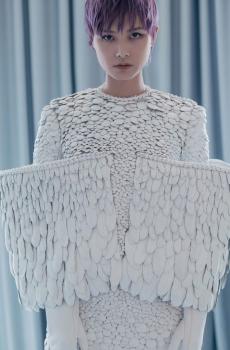 李宇春白色羽毛装