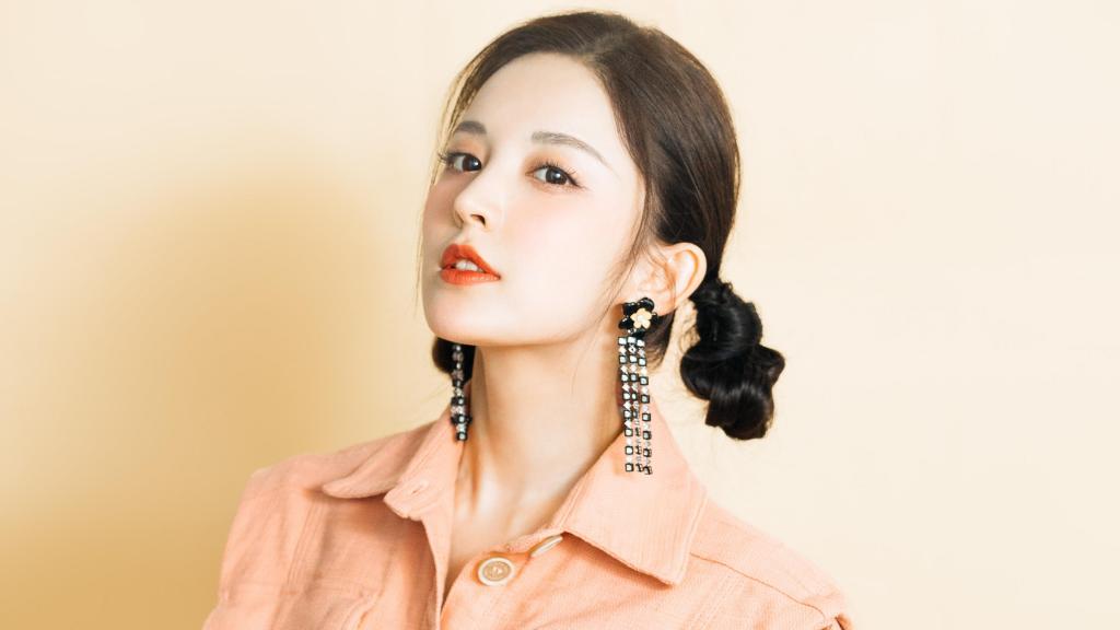 古力娜扎双丸子头清新动人写真