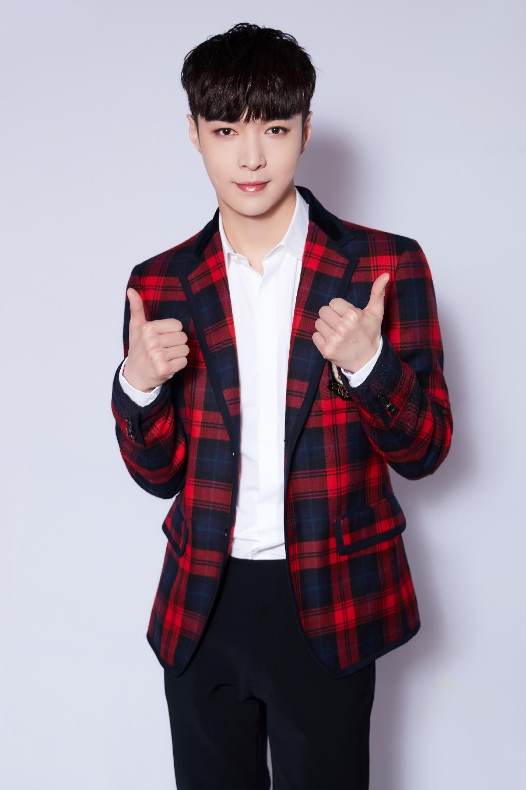 张艺兴西装帅气写真