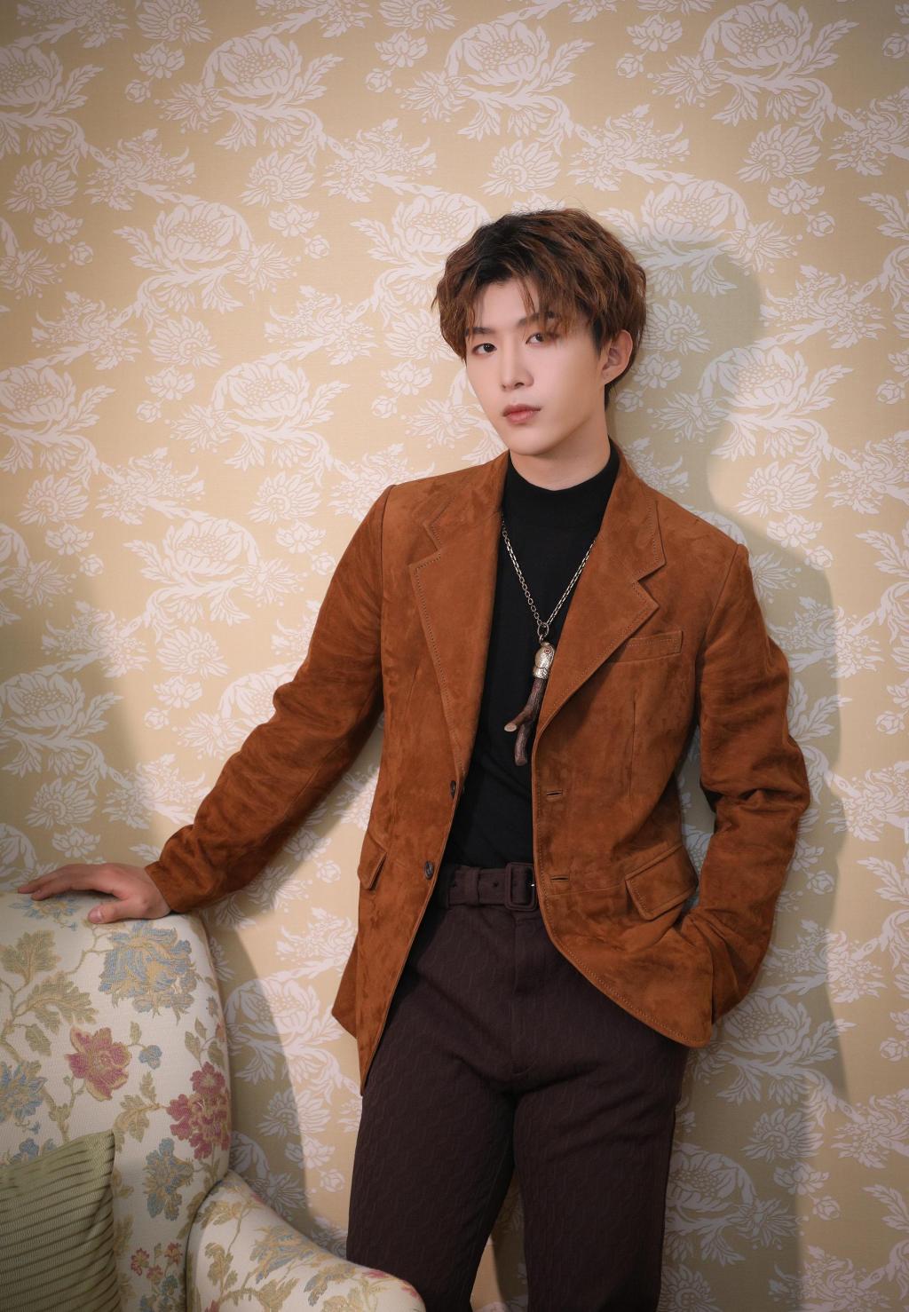 范丞丞帅气西装写真