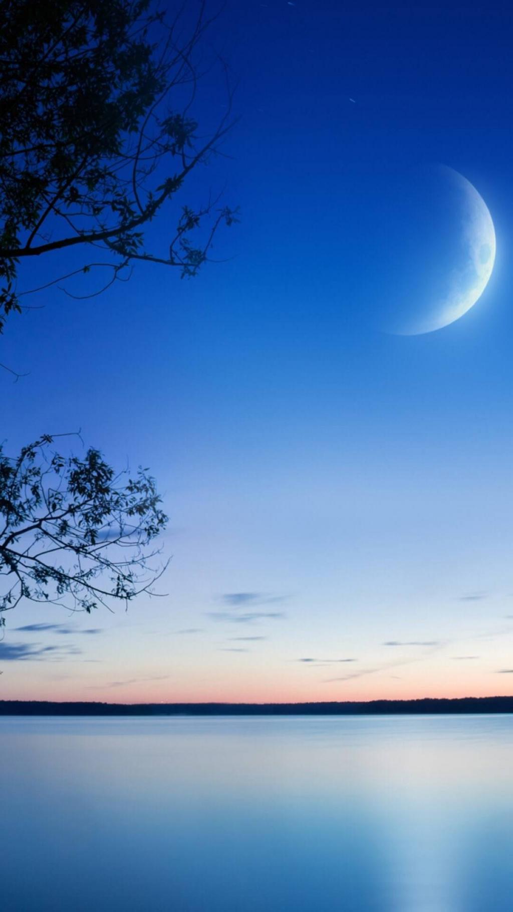 静谧湖面蓝天相映