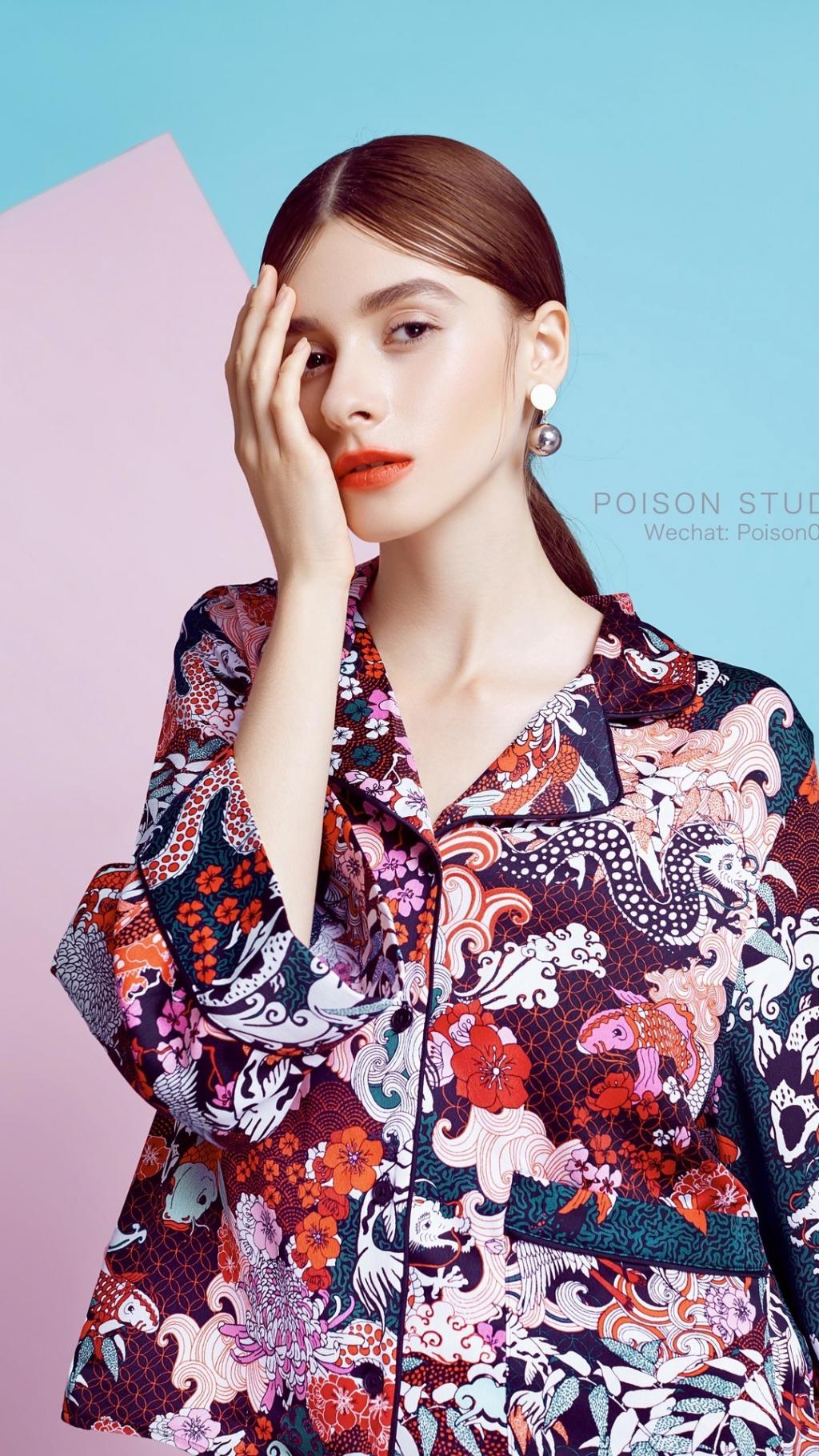 插画中的华丽美女