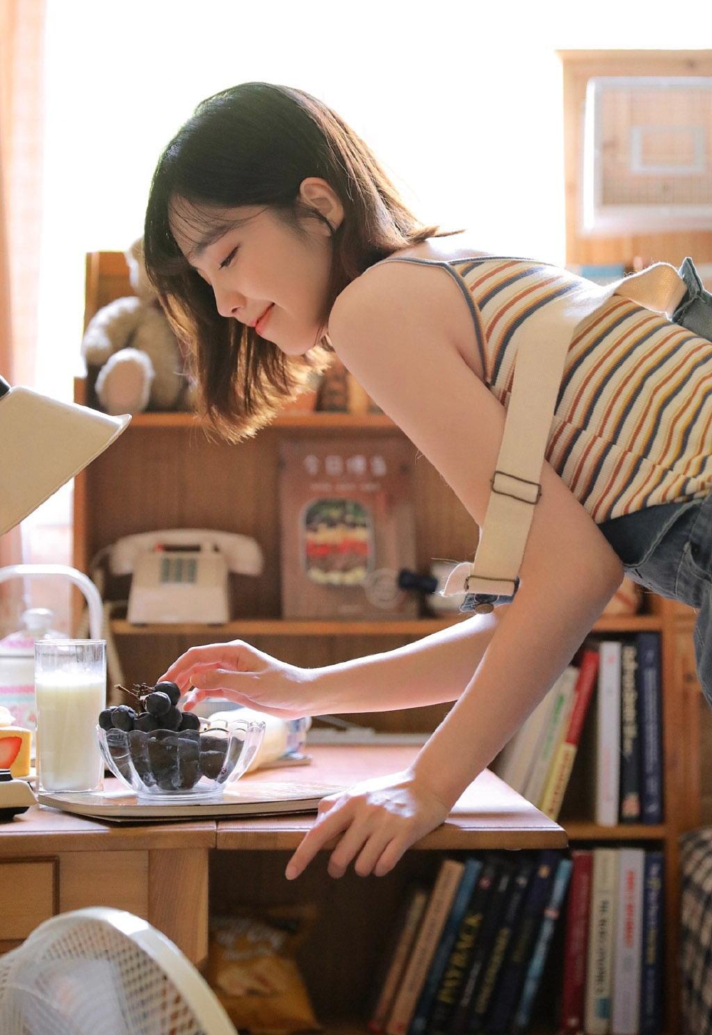 撸猫美女居家甜美清新私房写真