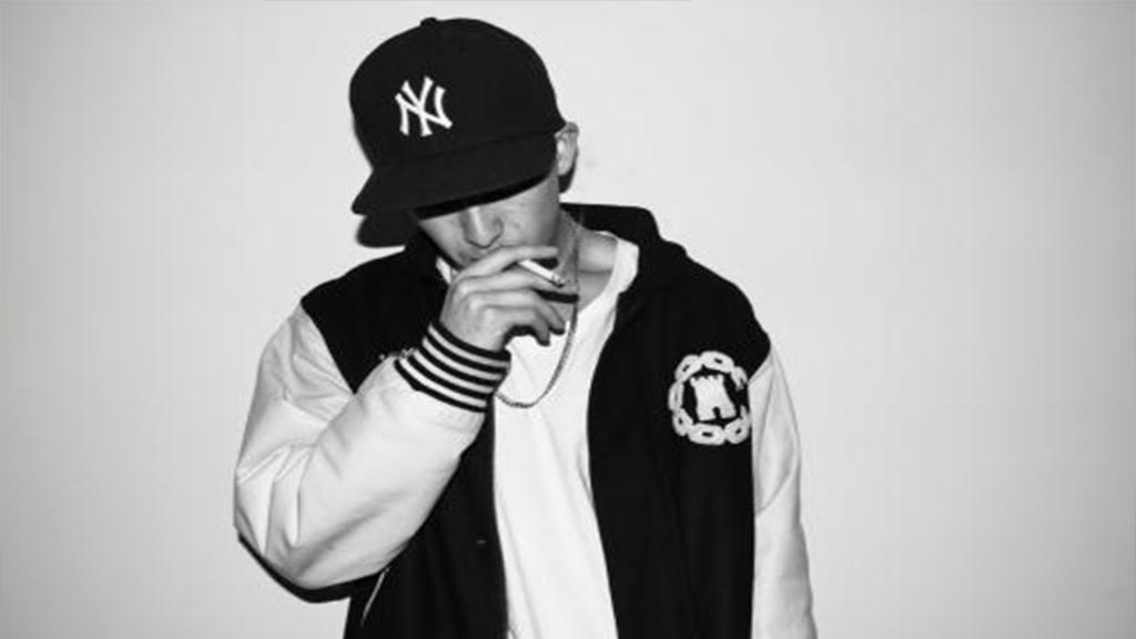 一个人伤感背影抽烟