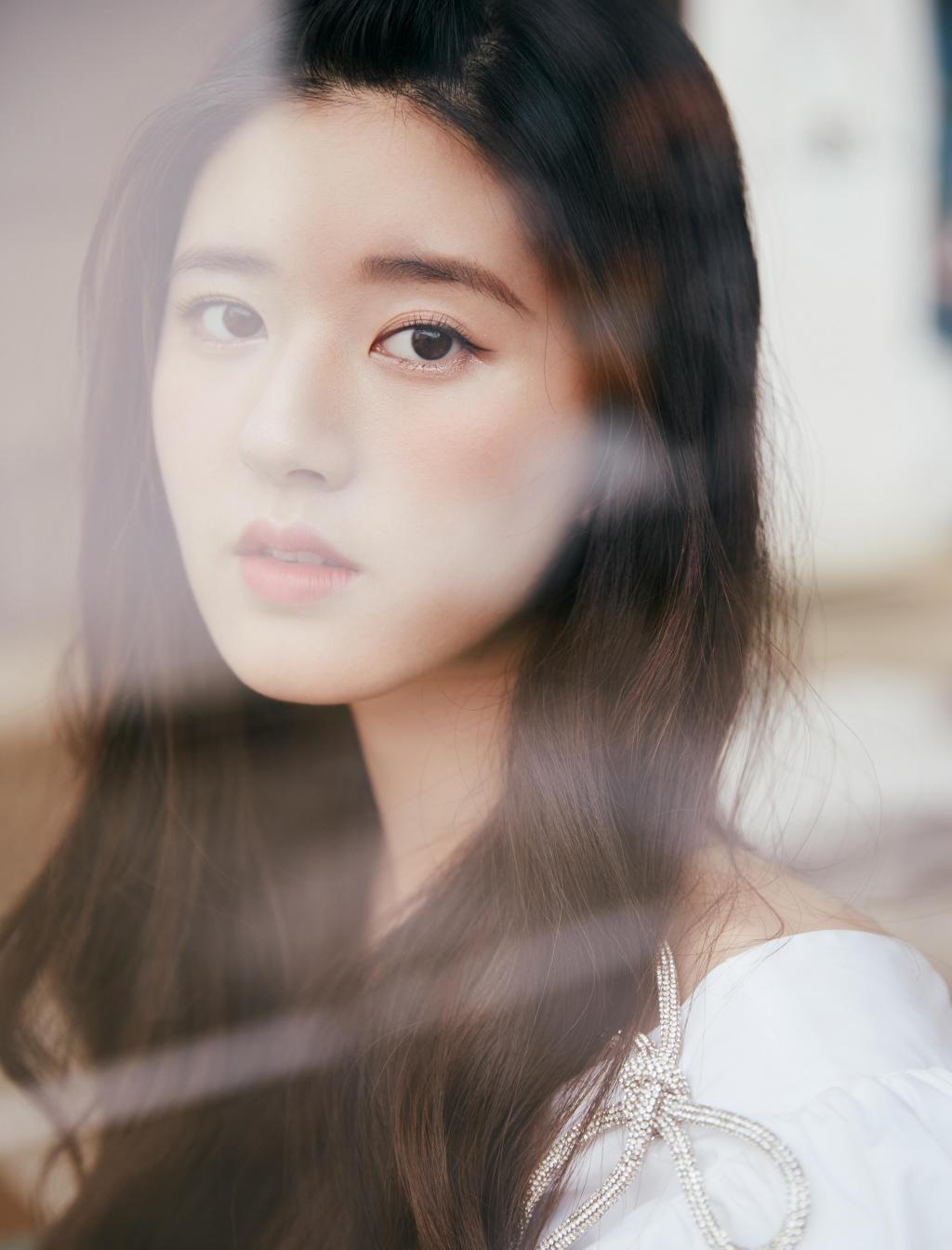 赵露思清纯小白裙甜美写真