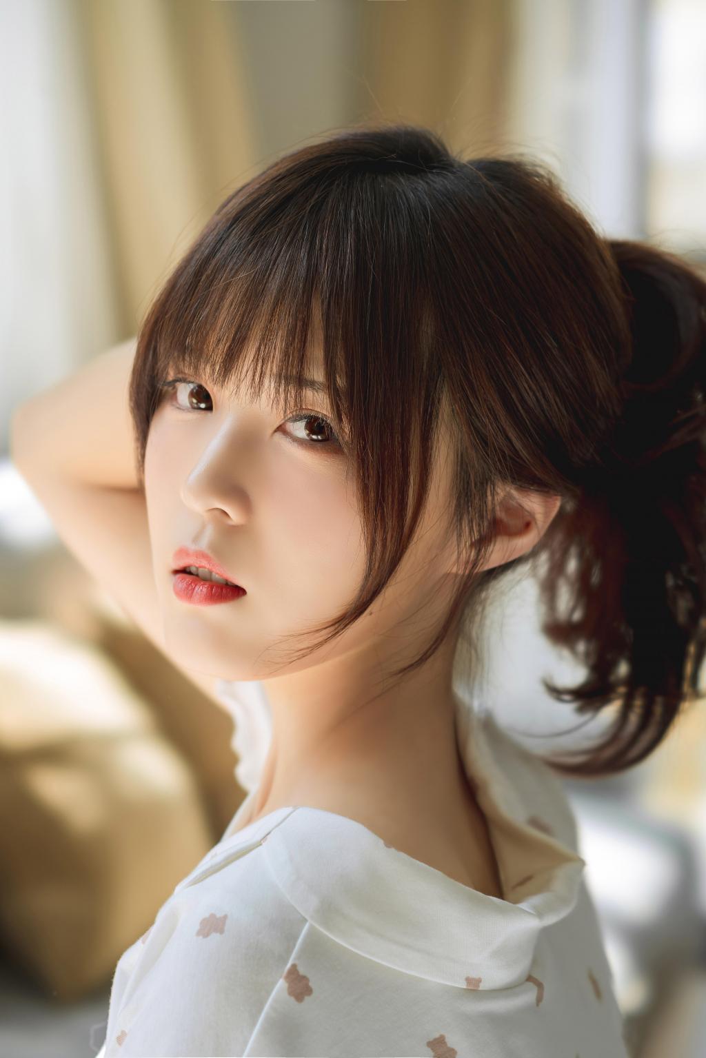 甜美可爱女孩居家清纯诱惑写真