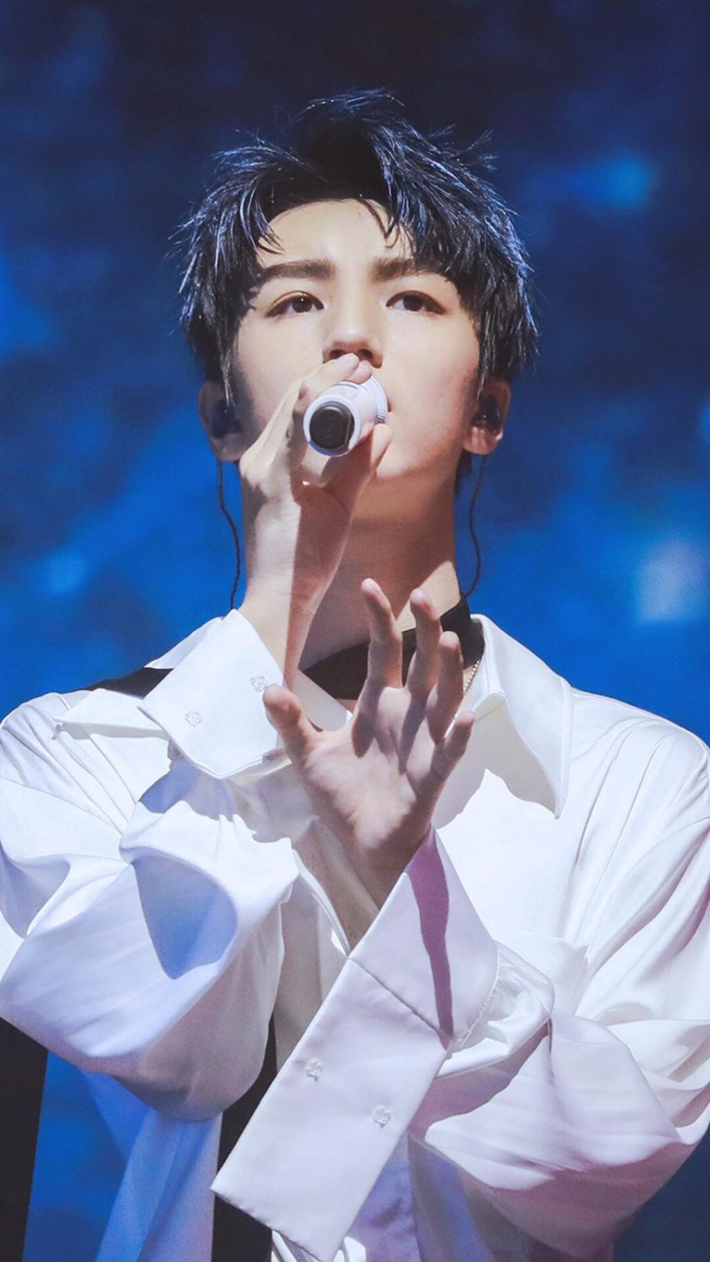 王俊凯演唱会现场帅气写真