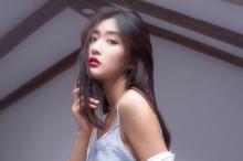 美腿美胸红唇齿白勾人心魂性感美女写真