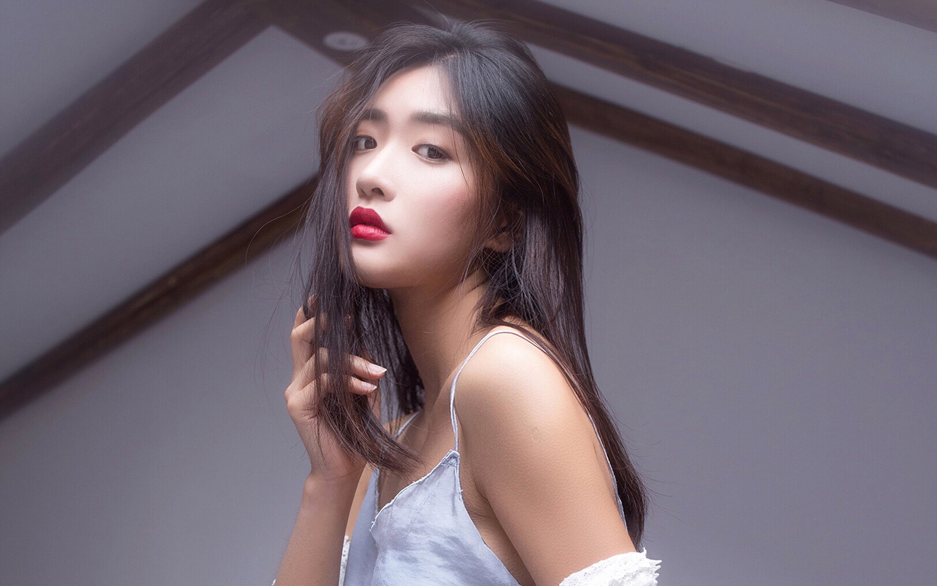 美腿美胸红唇齿白勾人心魂性感美女写真 > || 更新时间:2018-04-19