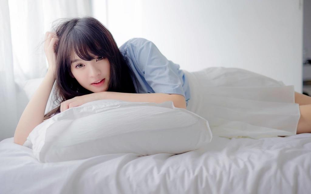 长发美女床上清新写真