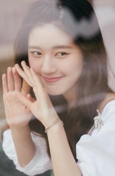 赵露思简约自然写真