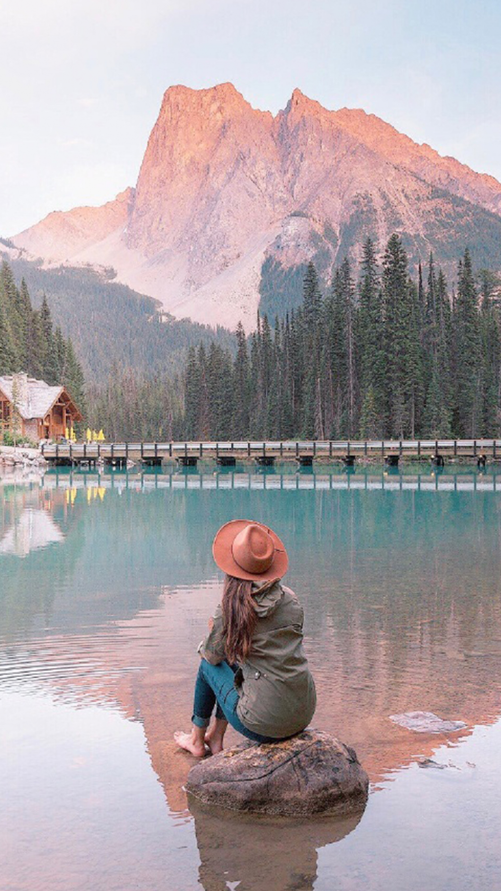 长发女孩的背影