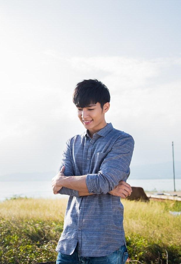 炎亚纶《一路繁花相送》帅气写真