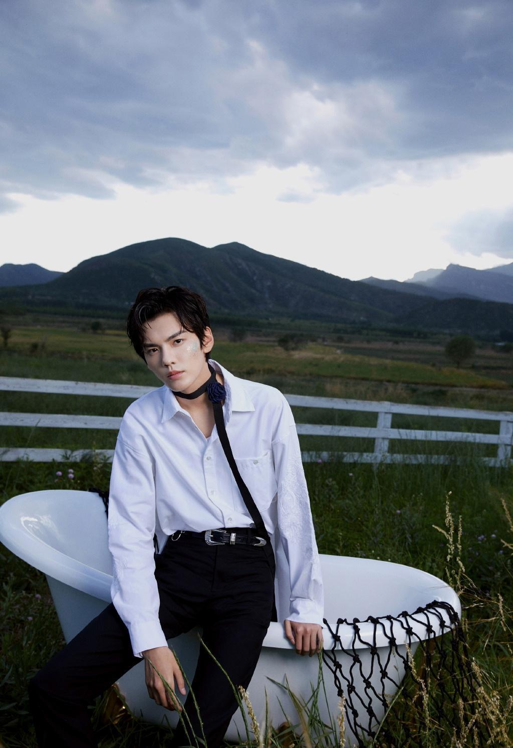 毕雯珺人鱼妆帅气时尚写真