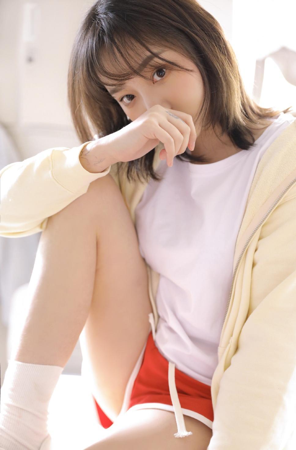 白嫩元气少女居家甜美私房写真