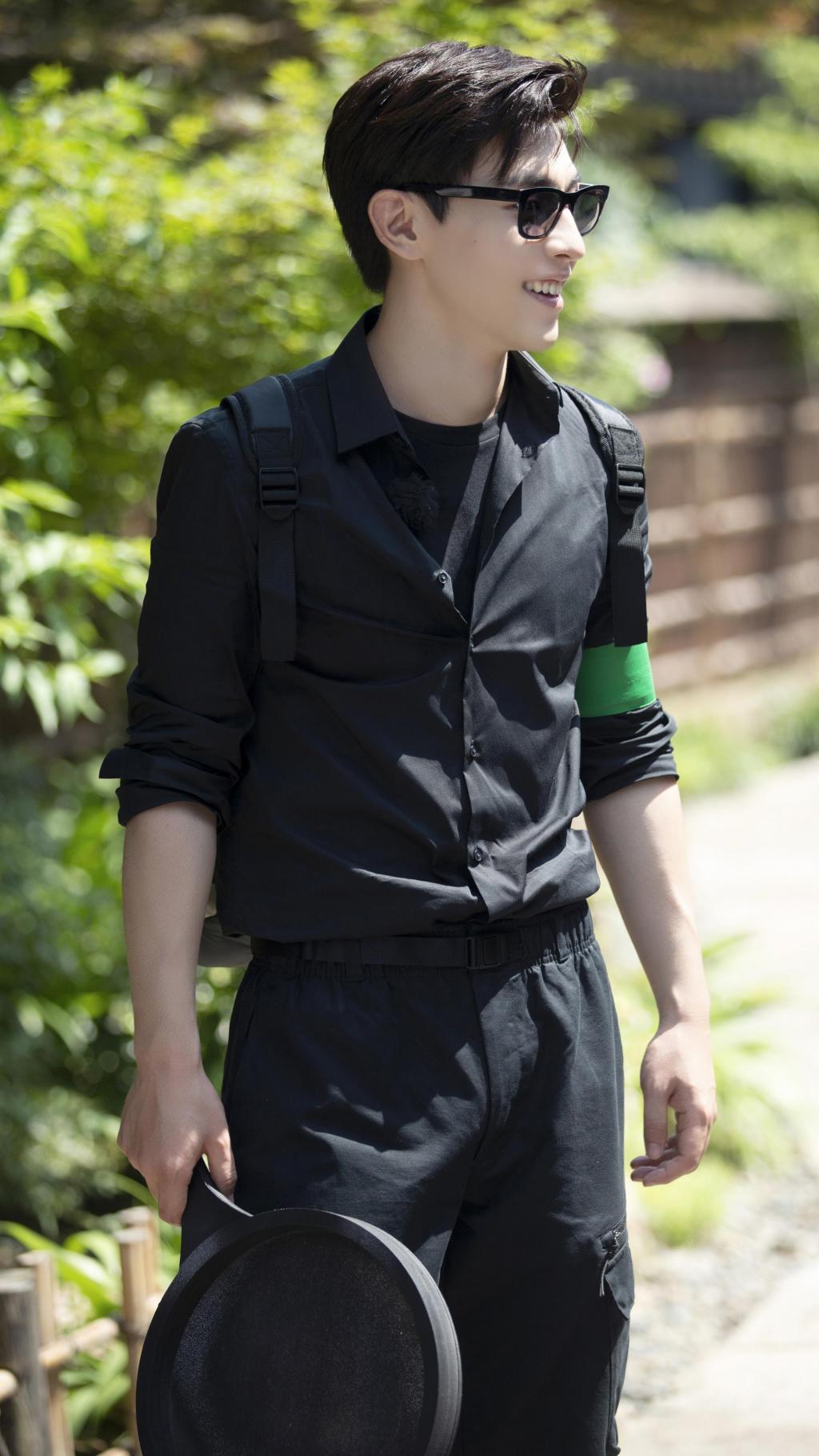 邓伦黑衣特工造型酷帅写真