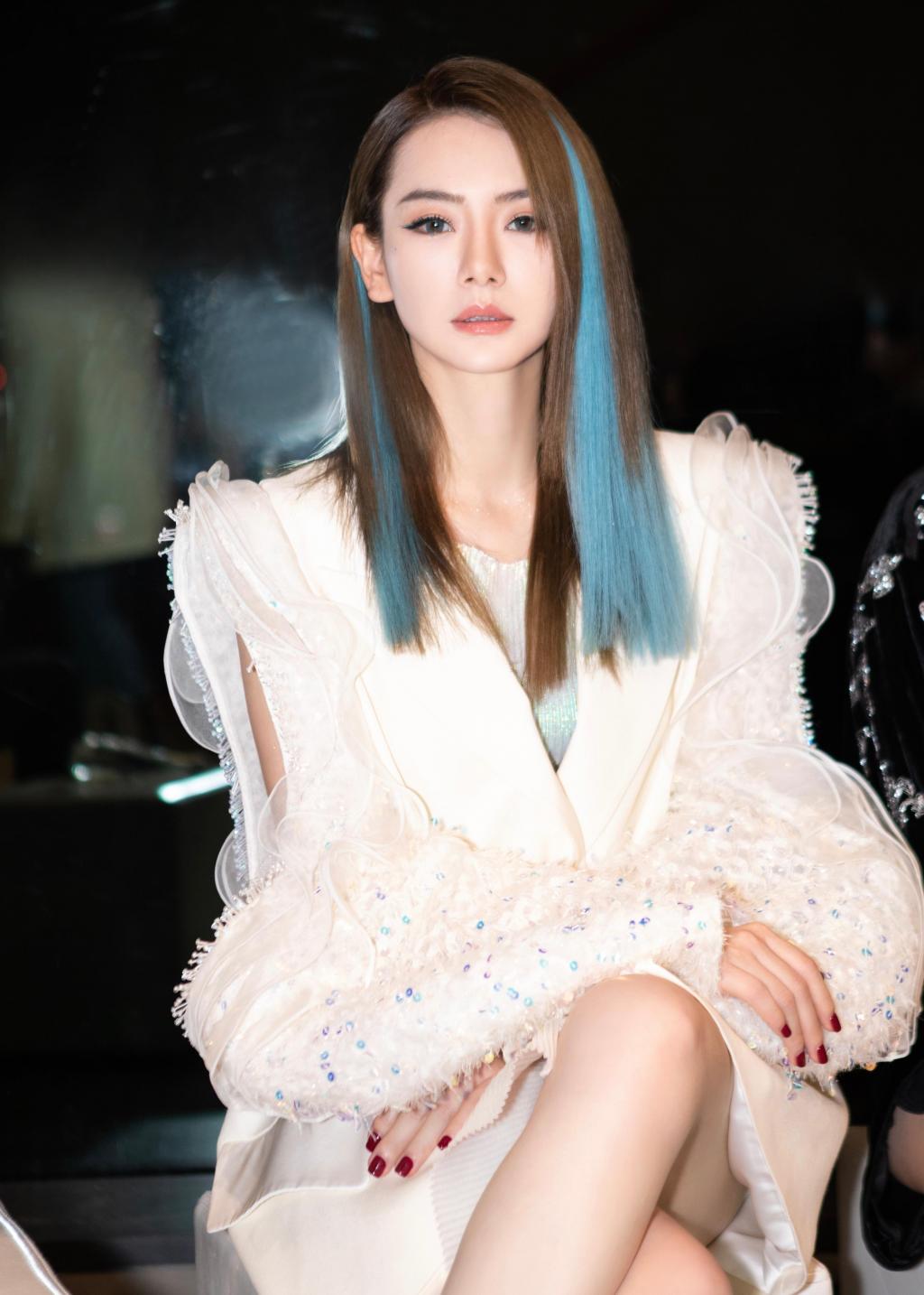 戚薇冷艳魅惑写真