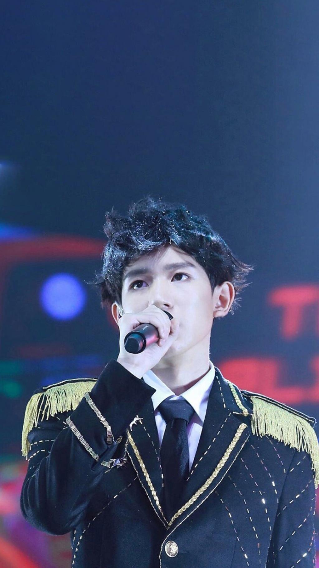 王源演唱会最新帅气写真