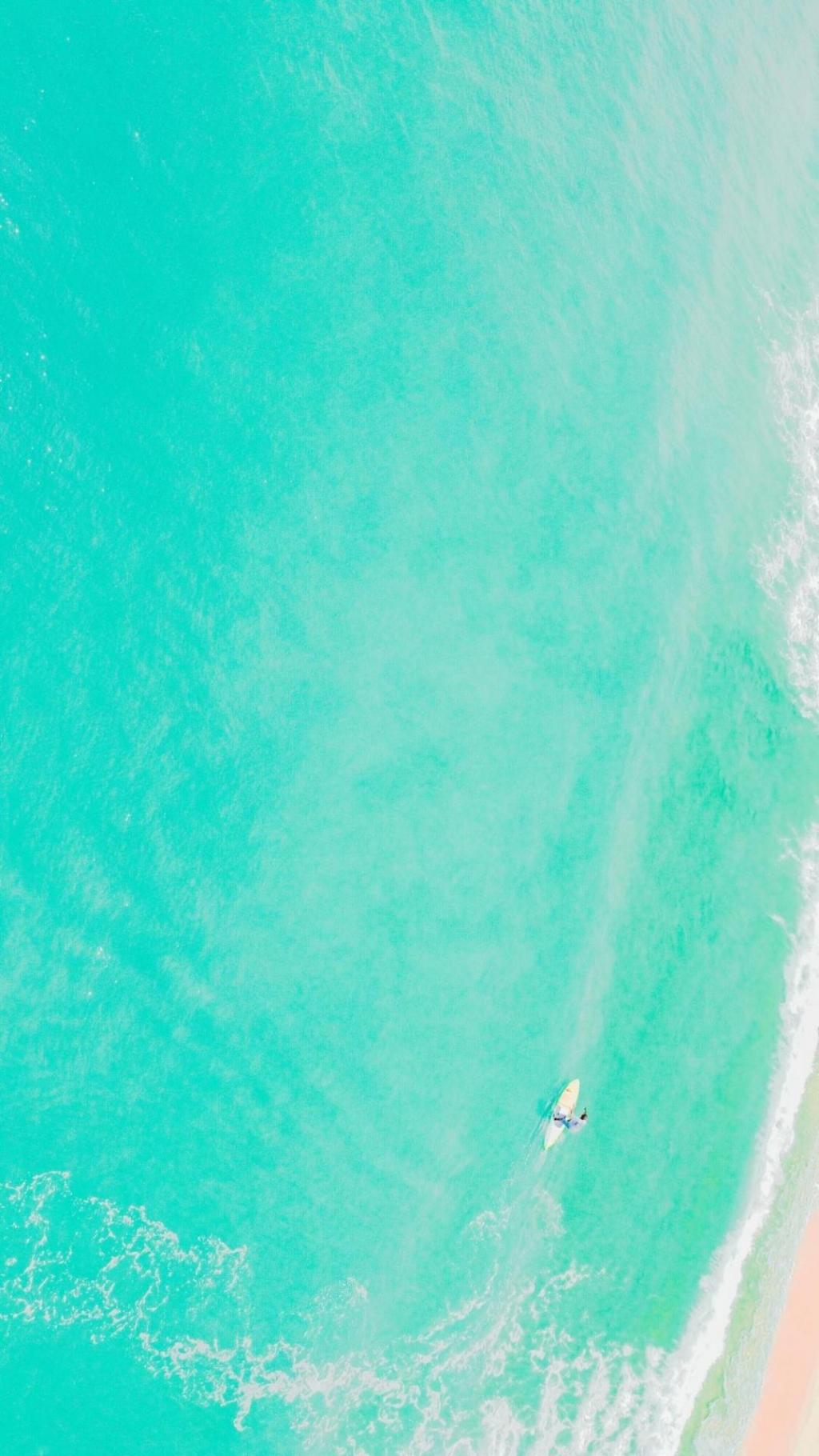 俯拍下的夏天浪漫宜人海景风景线