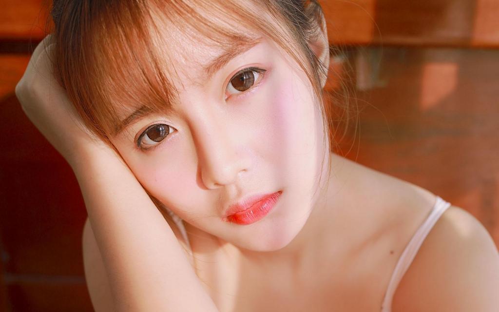 性感吊带裙美女清纯白皙迷人写真