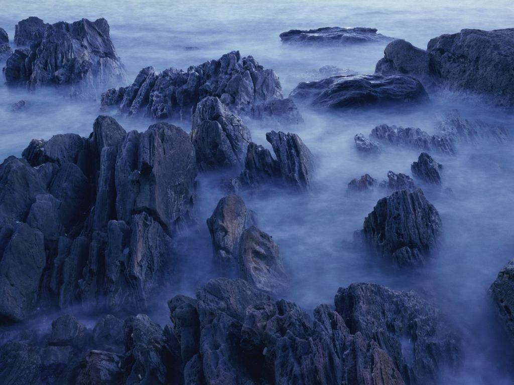 雾蒙蒙山崖