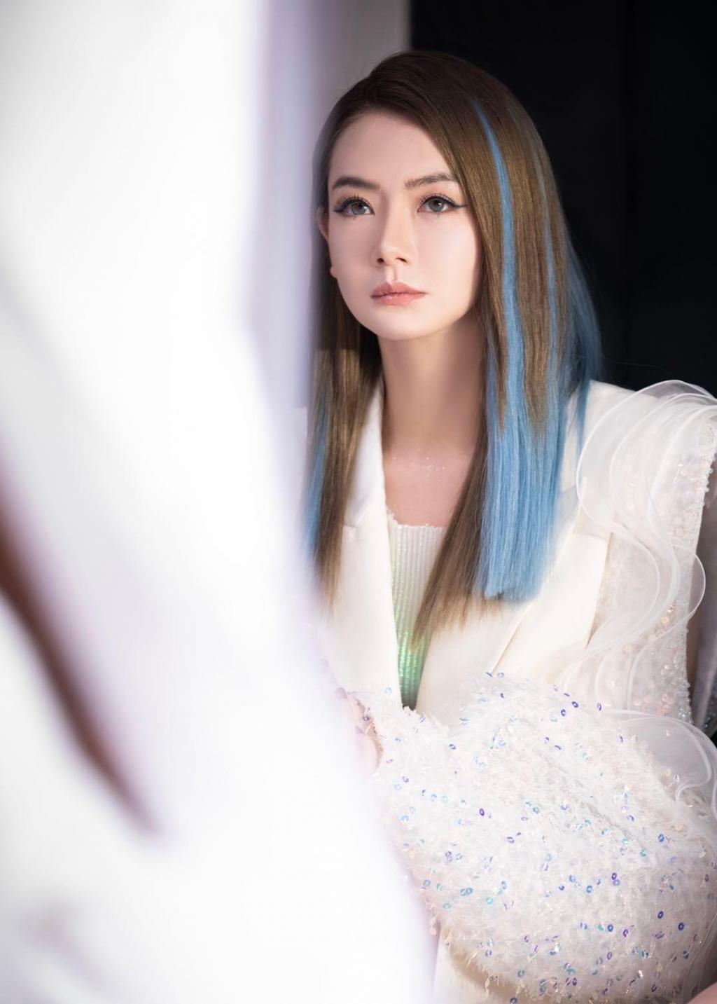 戚薇冷艳魅惑写真