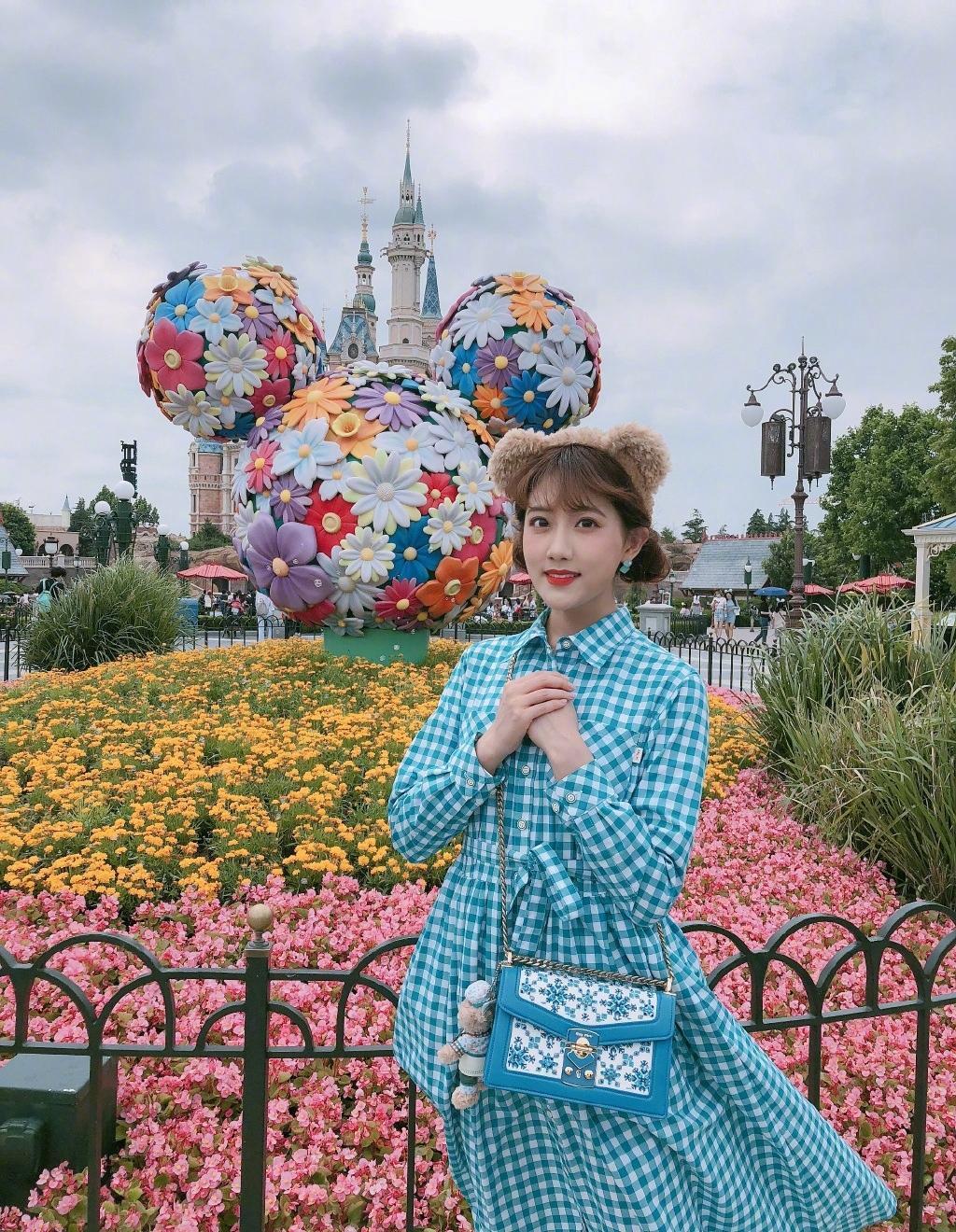 李艺彤迪士尼少女风格可爱甜美自拍