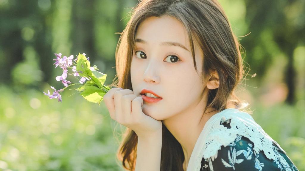 成熟美女性感黑色花裙户外诱人写真