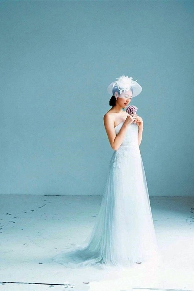 日本女星三吉彩花婚纱写真