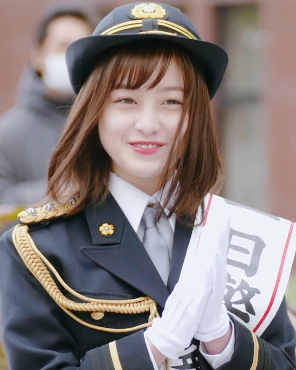 日本女星桥本环奈警服可爱甜美写真