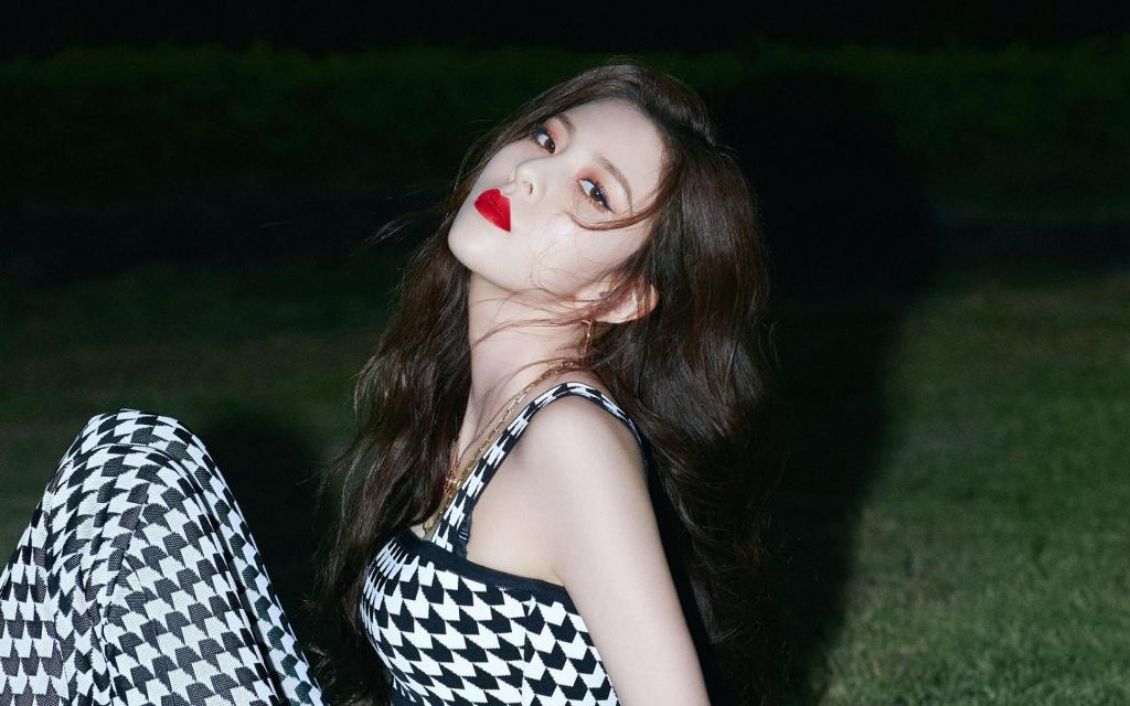 火辣身材宋妍霏性感格纹吊带写真