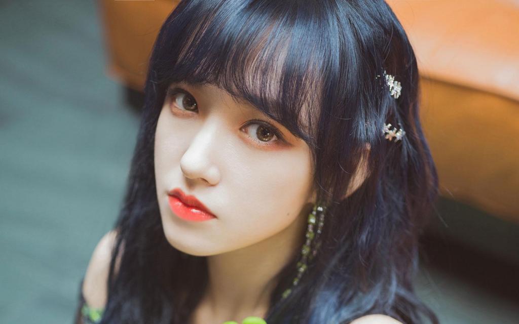 程潇孔雀绿露肩长裙性感迷人写真