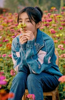 张子枫小清新休闲迷人阳光户外牛仔写真-5