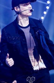 帅气韩国组合EXO演唱会图片