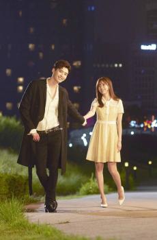 w两个世界男女主角剧照