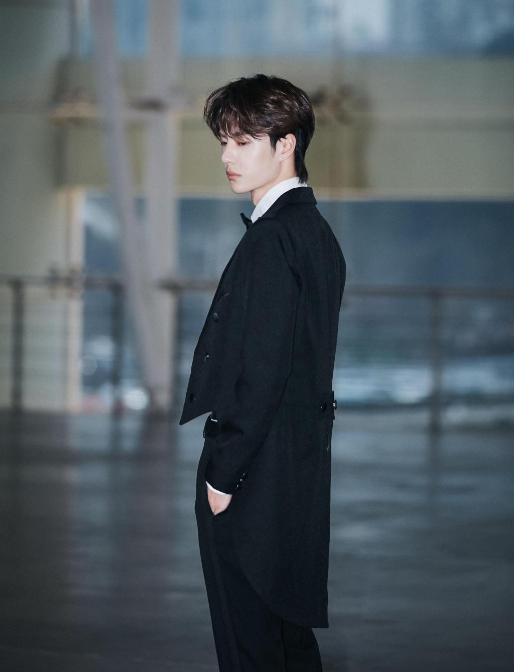 小鲜肉王一博帅气燕尾服魅力写真